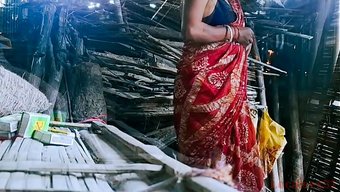 Bengalli Yenge Bu Ateşli Videoda Sevgilisi Tarafından Dışarıda Sikişiyor.