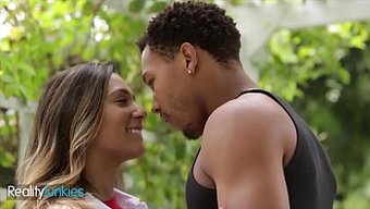 Minyon Beyaz Kız Jaye Summer, Bu Irklararası Videoda Siyah Bir Adama Derin Boğaz Sakso Çekiyor