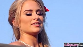 Maya Rae'Nin Bu Twistys Videosunda Duygusal Bahçe Deneyimi