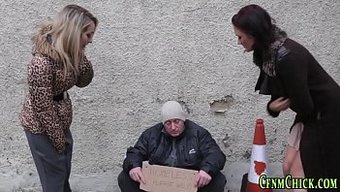 Cfnm Bebekler, Femdom Bir Videoda Aşağılayıcı Bir Sakso Çekiyorlar