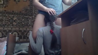 Lezbiyen Çift, Daha Iyi Orgazm Için Oral Seks Ve Dayaktan Hoşlanıyor.