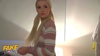 Sarışın Bir Genç Kız Büyük Siyah Bir Sikin Üzerine Boyun Eğiyor Ve Devasa Bir Yüzüne Boşalıyor