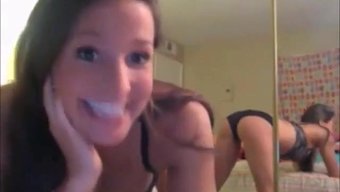 Bir Kızın Iç Çamaşırıyla Web Kamerasında Kendini Tatmin Etmesini Izleyin