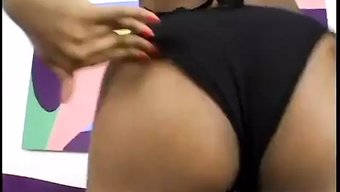 Siyah Güzellik, Sıcak Bir Koltukta Bir Gangster Tarafından Götü Gerilirken Beceriliyor