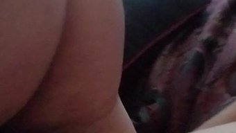 Kalçalarını Şaplaklıyor