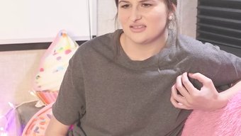 Kampçıya Hapsolmuş, Genç Üvey Kız Kardeş Oral Zevk Veriyor Ve Spermleri Yutuyor