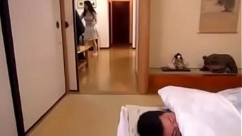 Bol Göğüslü Kıvrımlı Avukat