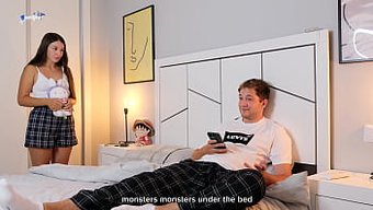 Minyon Üvey Kız Kardeş, Üvey Kardeşi Tarafından Sıkı Bekareti Sert Bir Şekilde Parçalanıyor.