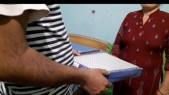 Kuryeci Kapıda Seksi Müşteriyi Sikişle Dağıttı.