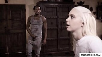 Güzel Göğüslü Kör Bebek Büyük Siyah Bir Yarrağın Tadını Çıkarıyor