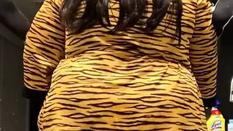 Tombul Shemale, Cüceyle Kendini Tatmin Ediyor