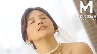 Boynuzlu Çift, Sıcak Bir Sahnede Asyalı Güzellikle Üçlü Ilişki Yaşıyor.