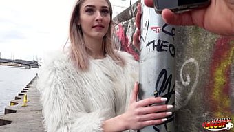 Zayıf Alman Kız, Berlin Porno Seçmelerinde Ilk Kez Hardcore Seksin Tadına Bakıyor