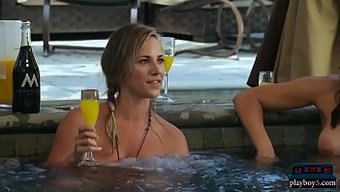 Sarışın Milf Genç Bir Adama Sakso Çekiyor