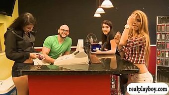 Gerçek Kadınlar Doğal Göğüslerini Para Karşılığında Sergiliyorlar