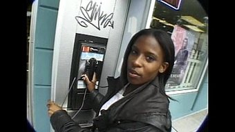 Afrika Melekleri 03'Ün 1. Sahnesinde Rodney Moore