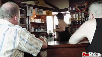 Avrupalı Milf, Duygusal Bir El Işi Ve Yüzüne Boşalma Yapıyor