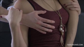 Güzel Aaliyah, Muhteşem Varlıkları Ve Inanılmaz Bir Performansı Olan Çarpıcı Bir Genç.