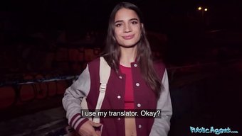 Sıcak Fransız Model, Sıcak Bir Halka Açık Sahnede Halka Açık Bir Sik Alıyor.