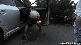 Milf Grup Seksine Katılıyor Ve Idrar Içiyor