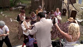 Çoraplı Milf'Ler Birlikte Sert Anal Orginin Tadını Çıkarıyorlar