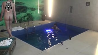 Brezilyalı Bomba, Arkadaşıyla Buharlı Bir Fitness Seansında Havuzda Üçlüye Katılıyor.