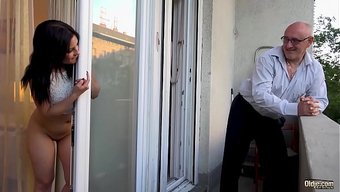 Genç Bir Kız Yaşlı Dedesi Tarafından Sikilebilir Mi?