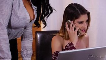 Romi Rain Ve Kristen Scott, Sıcak Lezbiyen Buluşmasında