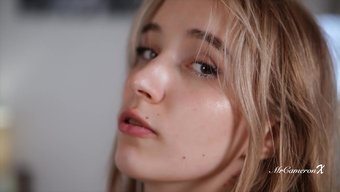 Polly Yangs, Mükemmel Dd Bardakları Ve Diş Telleri Olan 19 Yaşında Bir Gençtir.