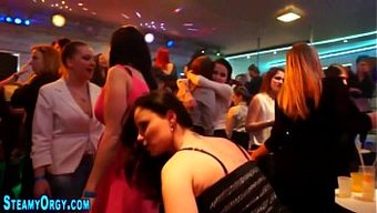 Genç Kadınlar Tarafından Istismar Edilen Bir Üye