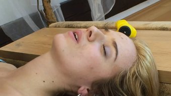 Sarışın Genç Kadın Tüylü Cinsel Organıyla Sert Seks Yapıyor