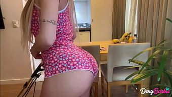 Olgun Milf Deny Barbie, Kıçına Sıcak Bir Tren Alıyor.