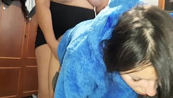 Kazara Komşularıma Rastladım Ve Onlara Katılmaya Karar Verdim. Lezbiyen Üçlü Aksiyon.