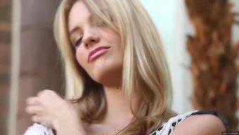 Kenna James Kendini Memnun Ederken Kendisiyle Temas Halinde.