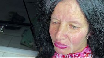 Üvey Oğlan, Sıkışıp Kalan Üvey Annesini Çamaşır Makinesinden Çıkarıp Güzelce Sikişti.