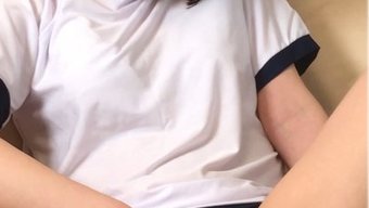 Izole Edilmiş Üniversiteli, Yatak Odasında Güzelliğini Ve Becerilerini Sergiliyor