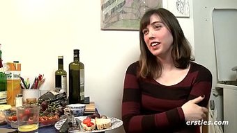 Genç Fiona, Yeni Bir Dildo Ve Tüylü Amıyla Vahşi Bir Yolculuk Yapıyor