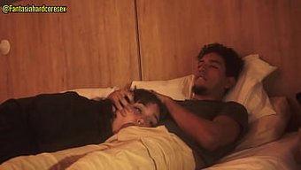 Üvey Kız Kardeşimle Porno Izlemek Derin Boğaz Aksiyonuna Yol Açıyor Ve Neredeyse Yakalanıyor.