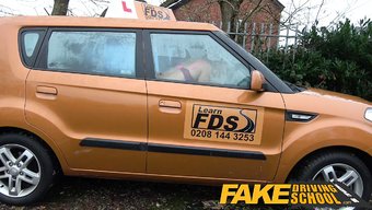 Büyük Göğüslü Avustralyalı Kız, Sahte Sürüş Dersinde Sürücü Eğitmenini Baştan Çıkarıyor