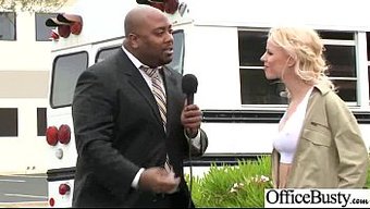 Göğüslü Bebek Lynna Nilsson Ofiste Azıyor