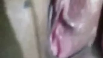 Müslüman Bir Anne Olan Nida Ali, Samimi Arzularını Keşfederek Kendini Tatmin Ediyor