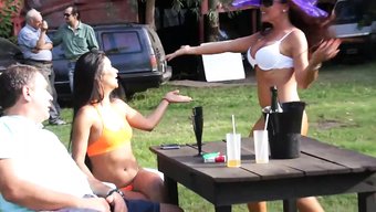 Venezuelalı Amatör Milf, Karakas'Ta Sert Bir Şekilde Toplu Sikişiyor