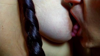 Çok Eskilere Dayanan Bir Isteği Yerine Getiren Genç Adam, Üvey Annesinin Meme Uçlarının Verdiği Duygusal Zevke Istekli Bir Şekilde Dalar.