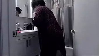 Büyük Popolu Karı Oyuncakla Anal Oyunun Tadını Çıkarıyor