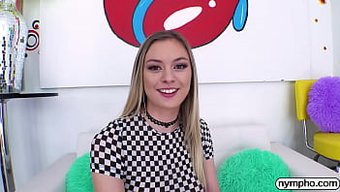 Sarışın Bomba Amber Moore, Kıç Yalama Ve Anüsü Yalama Ile Sert Eylemde