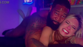 Sarışın Amigo Kız Kait, Büyük Bir Sik Tarafından Kıçı Yalanıp Sikiliyor