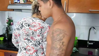 Olgun Kadın Ve Üvey Oğlu, Mutfakta Duygusal Bir Karşılaşmayı Paylaşırlar.