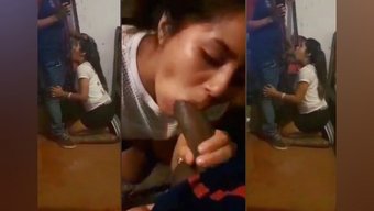 Yurt Hayatı Siyah Bir Yarak Ve Istekli Ağzıyla Isınıyor