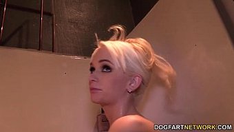 Emily Austin, Iyi Donanımlı Bir Partnerle Irklararası Ilişkisini Sergiliyor Ve Erkek Arkadaşını Izliyor.