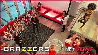 Iki Erkek, Brazzers Yapımında Dört Çarpıcı Güzellikle Vahşi Bir Irklararası Orgiye Katılıyor.